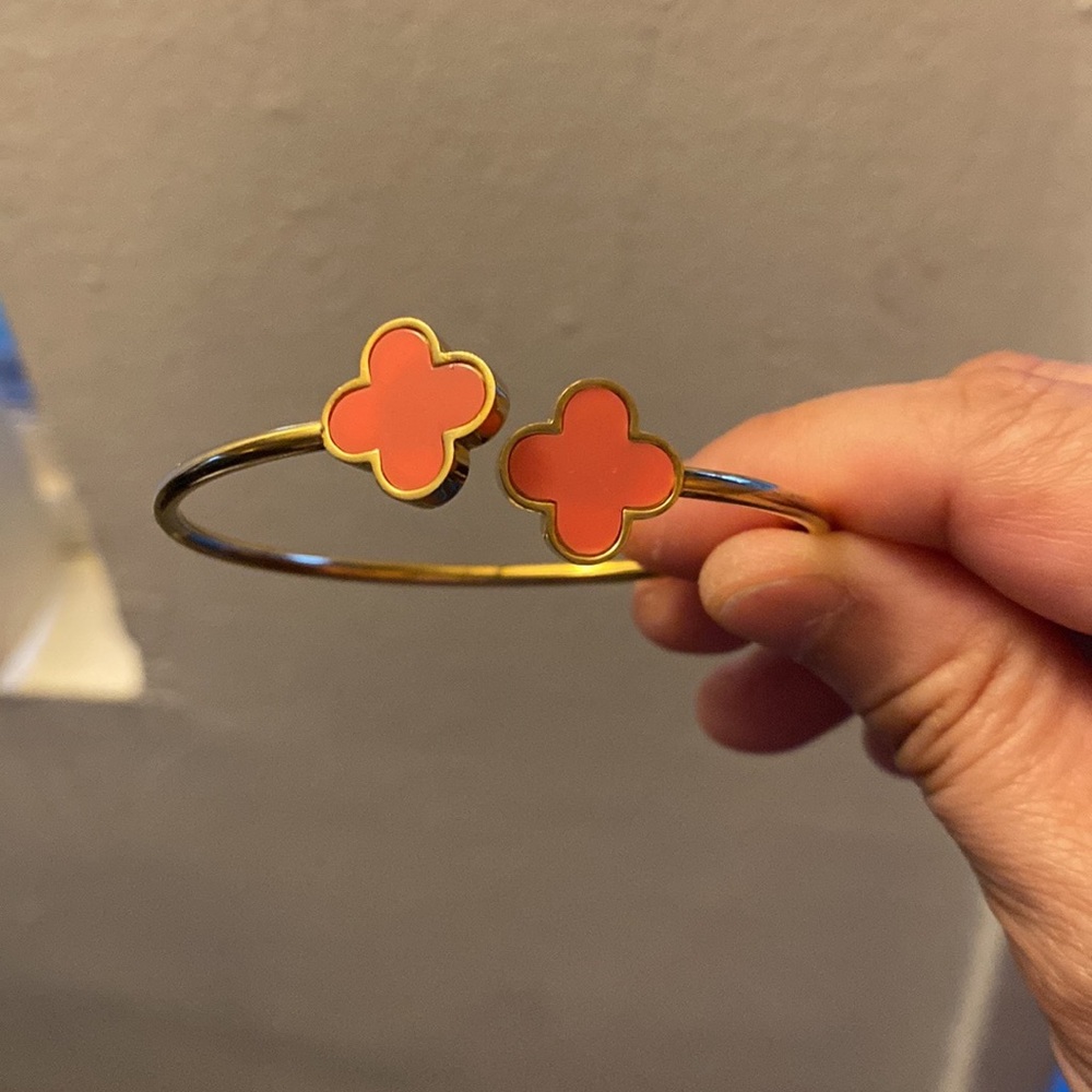 clover pink bangle NWOT